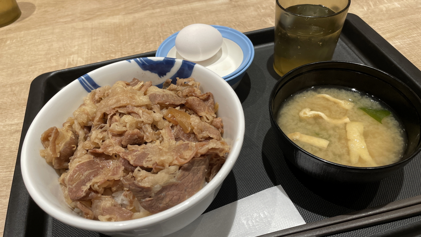 松屋の牛めしと味噌汁と生卵