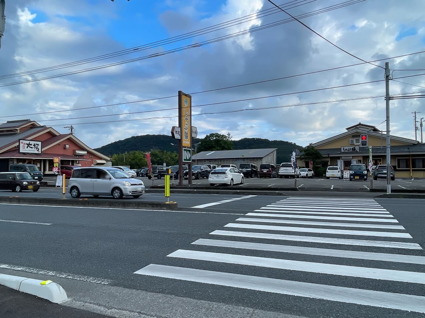 高知県南国市に2024年9月に新店オープン予定の松屋高知南国店の店先から見える焼肉大福南国店としゃぶ膳南国店